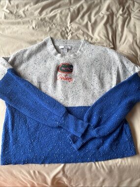 Colorblock Crewneck Sweater with Embroidered Gator Patch - Blue & cream